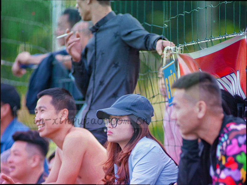 桌面端房间导航界面抽象示意，包含房间列表与人数区间标记